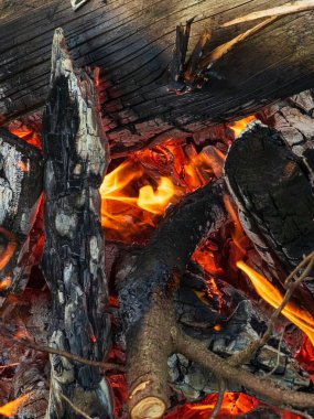 Yakıcı kömür ve ateş, yakın plan