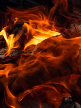 Siyah arkaplanda odun yakmak