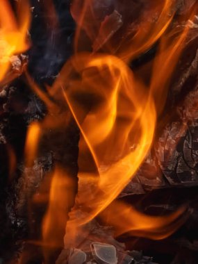 Alevler kıvılcımlar ve dumanlar