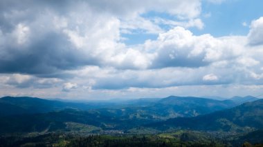 Dağlardaki sıradağlar. Karpatlar ve Ukrayna 'da dağları olan güzel bir manzara.
