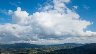 Bulutlu gökyüzü ile güzel bir manzara