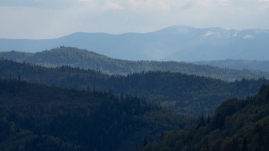 Karpatlar 'da bulutlu bir gökyüzü olan güzel dağ manzarası