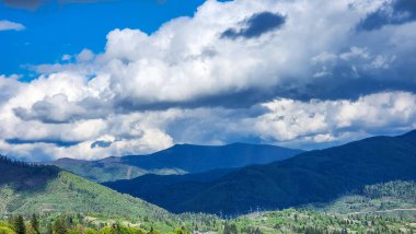 Arkasında bir dağ olan güzel bir manzara.