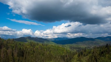 Dağları ve mavi gökyüzü olan güzel bir manzara.