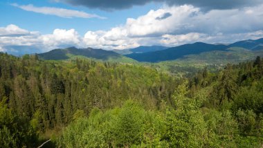 Dağları ve mavi gökyüzü olan güzel bir manzara.