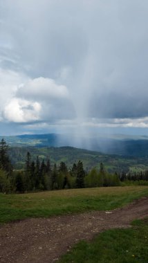 Ufuktaki yağmur bulutları