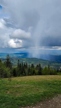 Dağlarda yağmur bulutları. Güzel manzara.