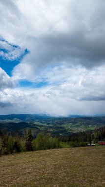 Dağlarla ve mavi gökyüzüyle manzara