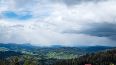 Karpat Dağları Bulutlu gökyüzünde, Ukrayna.