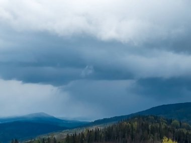 Bulutları ve gökyüzü olan güzel bir manzara.