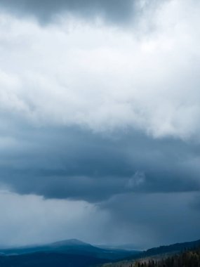 Bulutları ve gökyüzü olan güzel bir manzara.