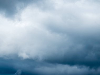 Gökyüzündeki kara bulutlar