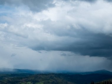 Karpat ormanlarında bulutlar ve mavi dağlar