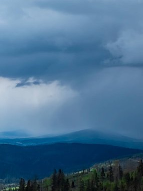 Bulutları ve mavi gökyüzü olan güzel bir manzara.