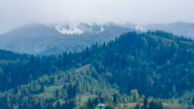 Dağlı ve sisli bir manzara.