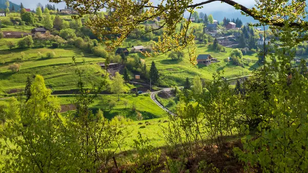Dağlardaki köyün güzel manzarası