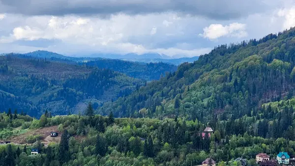 Arkasında dağ olan küçük bir köy manzarası.