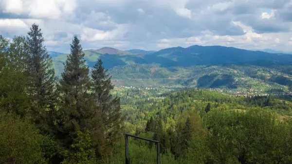 Dağlardaki güzel doğa manzarası