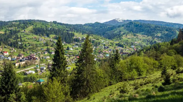 Dağlardaki köyün manzarası