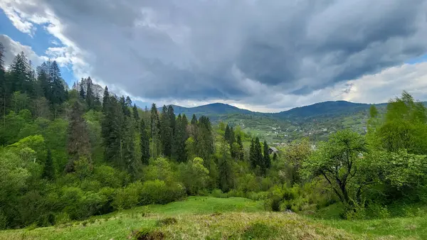 Dağları ve bulutları olan güzel bir manzara