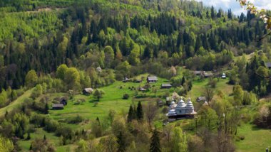 Köydeki dağlardan köyün manzarası.