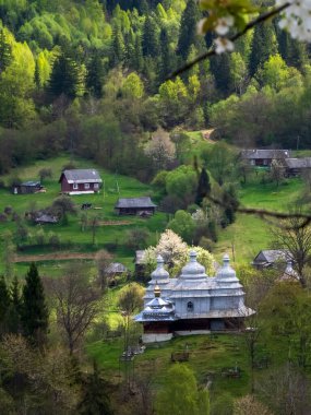 Dağlardaki eski kilise.