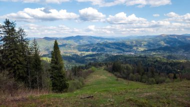 Karpat Dağları 'nın tepesinden güzel bir manzara