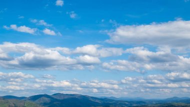 Mavi Gökyüzü ve Bulutlar