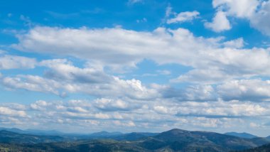 Bulutlu güzel mavi gökyüzü, doğa manzarası