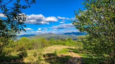 Yazın dağ manzarası Güzel mavi gökyüzü ve bulutlar