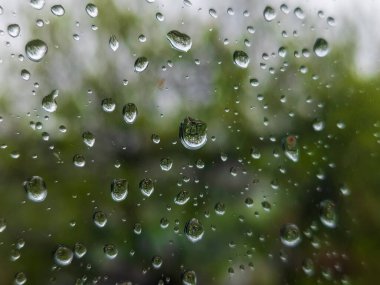 Bardağa su damlatıyor..