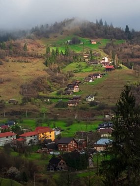 Arka planda dağ köyü olan güzel bir manzara.