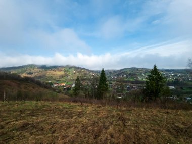 Bulutlu gökyüzü ile güzel bir dağ manzarası