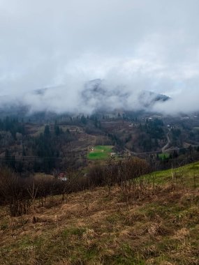 Karpatlar 'ın sisli köyündeki dağların manzarası
