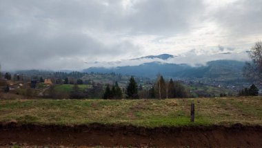 Bulutlu bir günün ortasında güzel bir dağ manzarası.