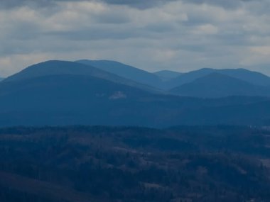 Bulutlu dağ manzarası