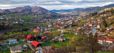 Dağlardaki köyün havadan görünüşü