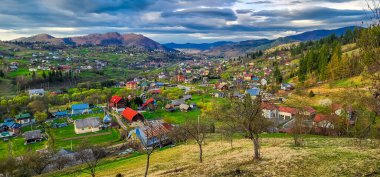 Arka plandaki dağ köyünün hava manzarası.