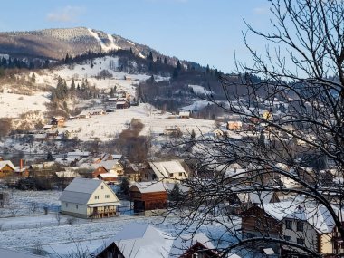 Dağlarda küçük bir köyü olan güzel bir manzara.