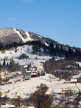 Kış dağı manzarası. Karpat Dağları