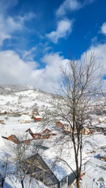 Karla kaplı dağlarla kaplı kış manzarası