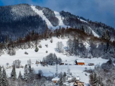 Karlı dağ zirveleri olan kış manzarası