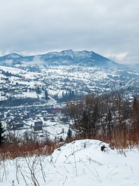 Karpatya köyündeki kış manzarası