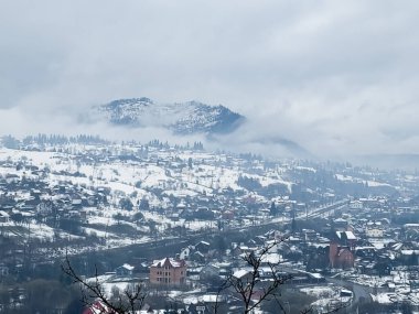 Dağlardaki köyün manzarası