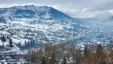 Karlı bir dağın tepesinden güzel bir manzara