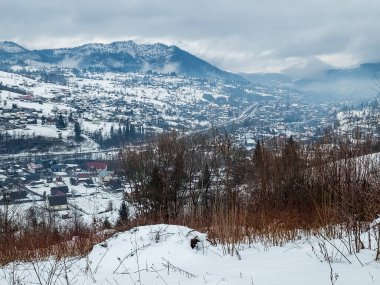 Karla kaplı dağlarla kaplı kış manzarası