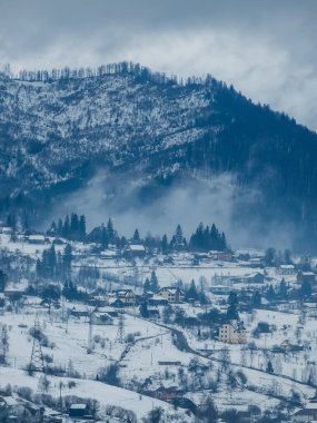 Dağların kış manzarası