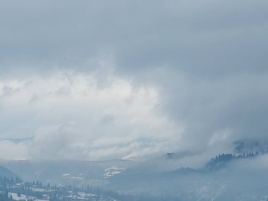 Dağları ve bulutları olan güzel bir manzara