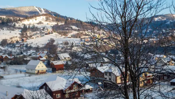Güneşli bir kış gününde yüksek bir dağ köyünden manzara
