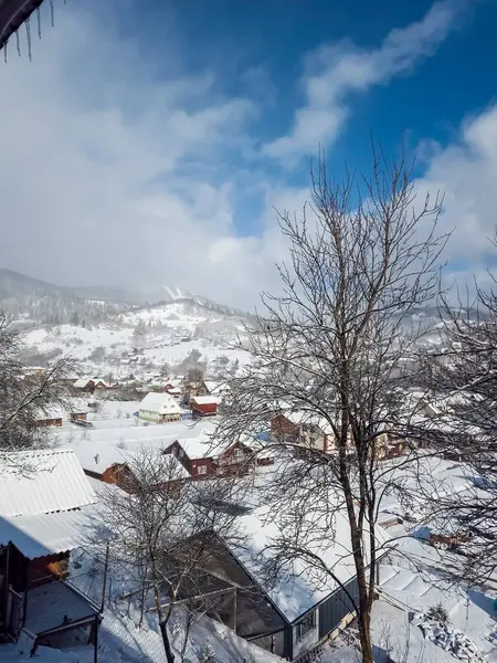 Dağlarda küçük bir ev